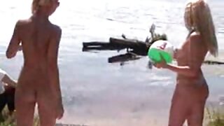 सुंदर लांब पाय आणि भूक वाढवणारी गोरी बाहुली समुद्राच्या किना-यावर स्वत:ला कामुकतेने ओढून घेते. सोलो व्हिडीओमध्ये ती उत्कटतेने स्वतःला बोट दाखवते. ती आश्चर्यकारक आहे.